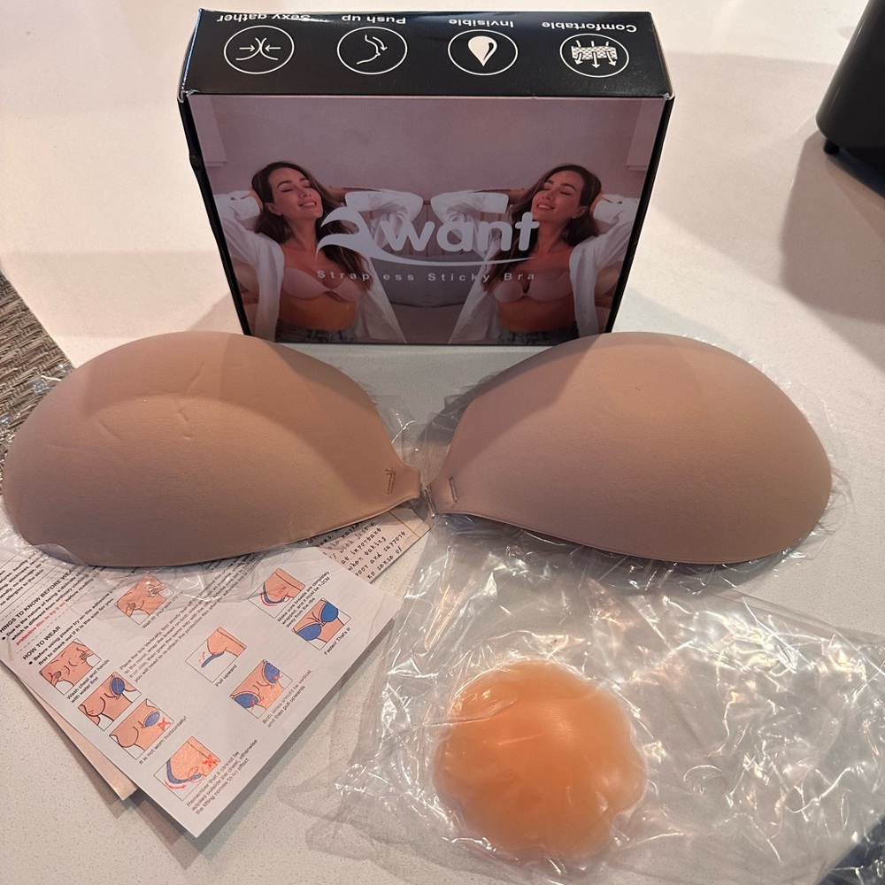 NWT - Strapless Sticky Bra in Nude, Size D